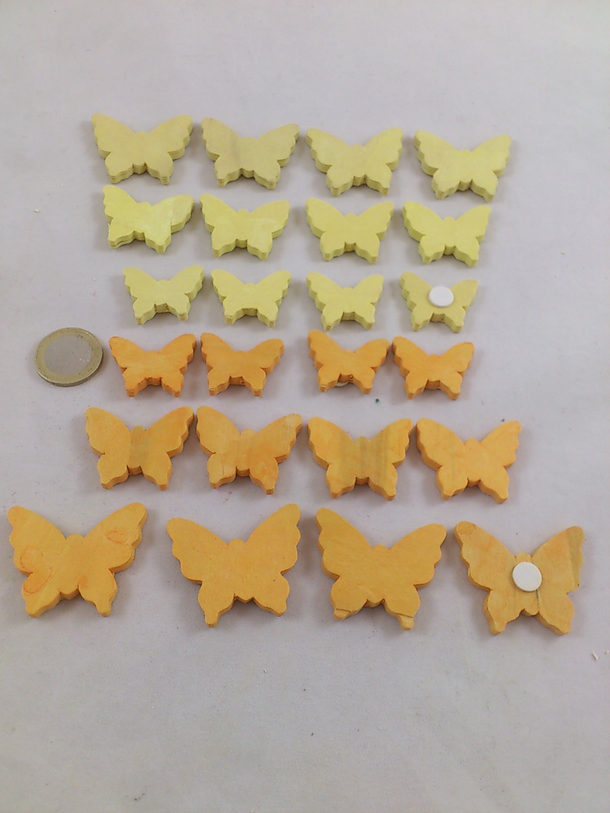 Papillon adhésif 24 p. bois  (3-3.5-4 cm) orange-jaune
